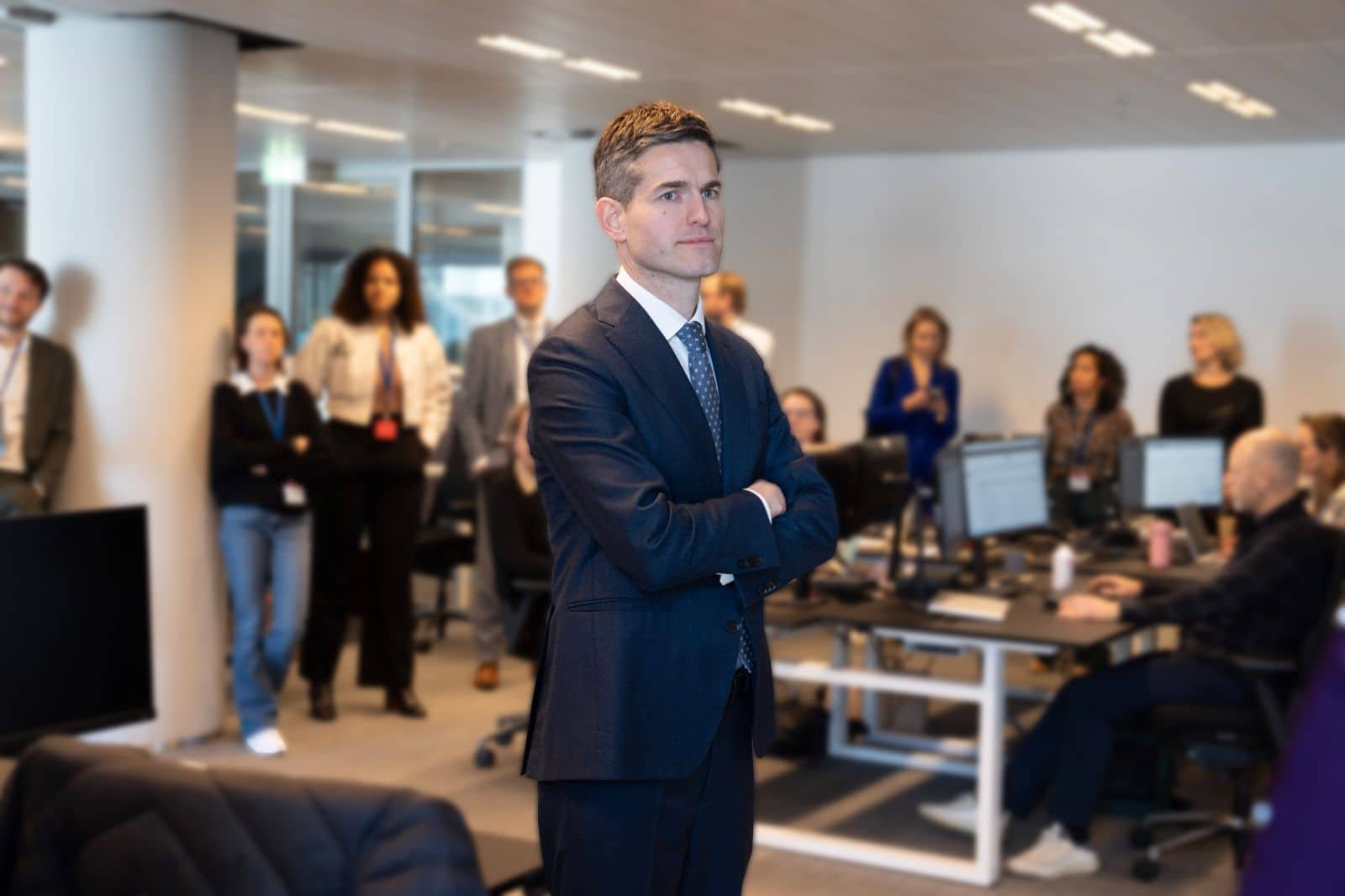 Minister Berendsen op het ministerie van Buitenlandse Zaken tijdens de crisis in het Midden-Oosten