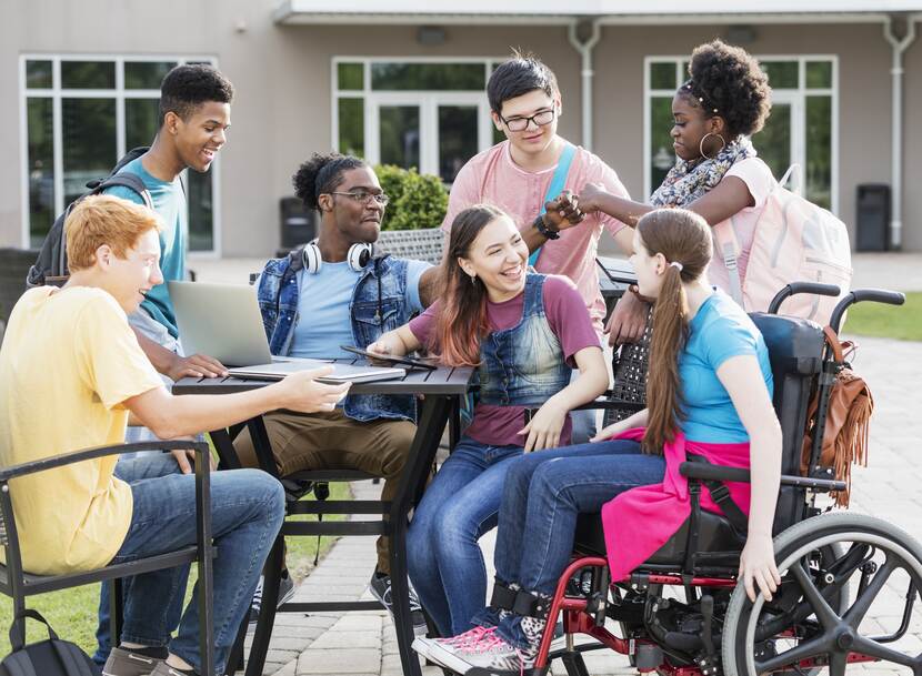 Jongeren in een rolstoel zijn met elkaar in gesprek