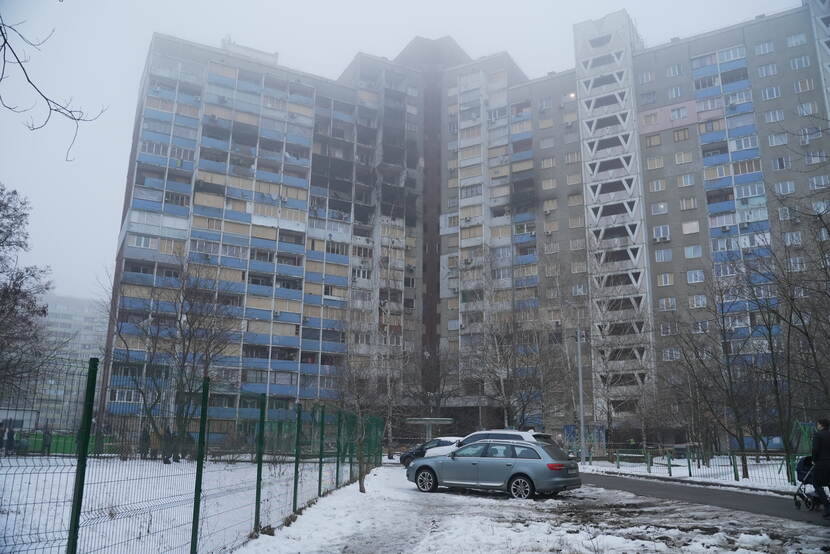 Een zwaar beschadigd flatgebouw in Kyiv.