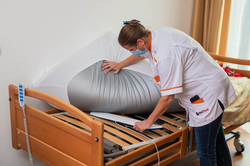De BedSense wordt geplaatst op een bed in een verpleeghuis.
