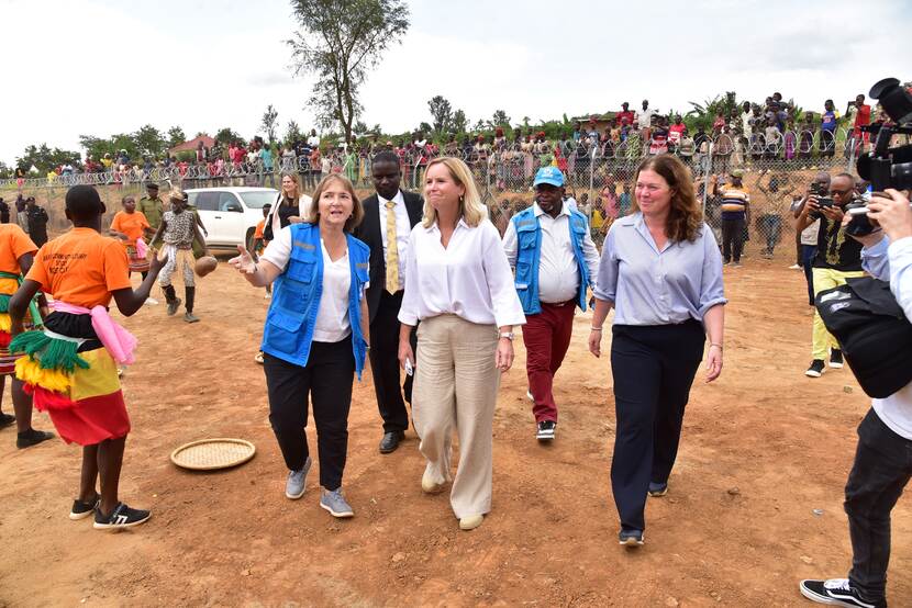 Minister Klever wordt rondgeleid in Nakivale.