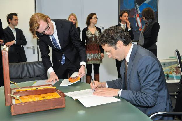 Minister Dijsselbloem ondertekent het Financieel Jaarverslag van het Rijk 2012