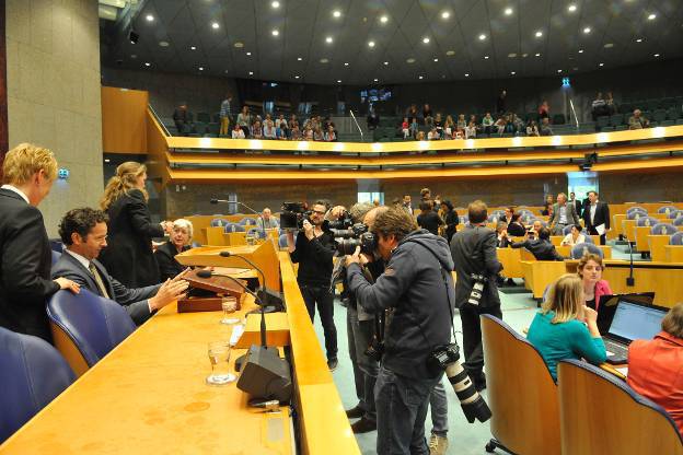 Minister Dijsselbloem met het koffertje en de pers in de plenaire zaal van de Tweede Kamer.