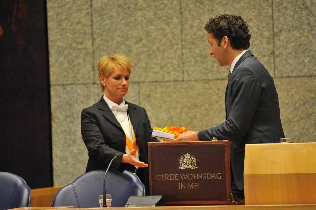 Minister Dijsselbloem biedt de Verantwoordingsstukken 2012 aan de kamerbode van de Tweede Kamer aan.