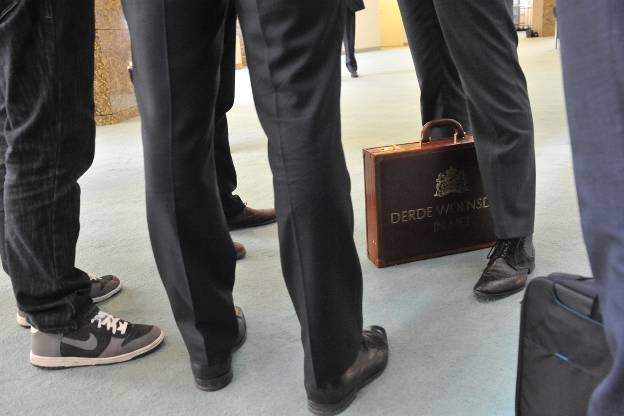 De minister en het koffertje na de aanbieding van de Verantwoordingsstukken aan de Tweede Kamer.