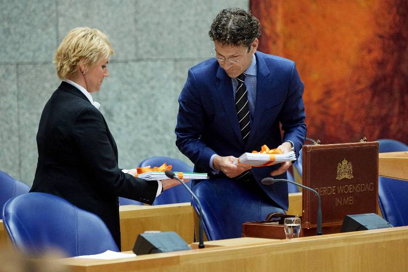 Minister Dijsselbloem overhandigt de Verantwoordingsstukken 2013 aan de bode van de Tweede Kamer