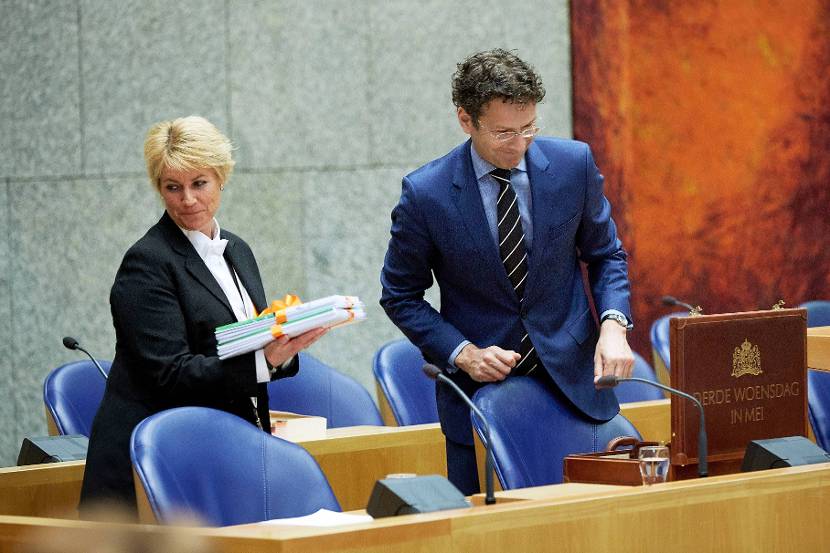 Minister Dijsselbloem overhandigt de Verantwoordingsstukken 2013 aan de bode van de Tweede Kamer