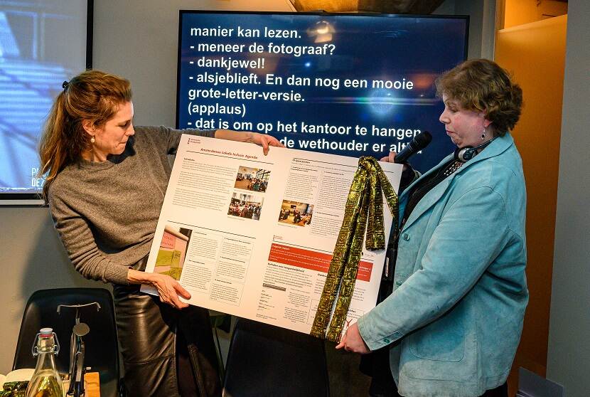 Arwen Schoppen overhandigt de Inclusieve Agenda Amsterdam aan wethouder Simone Kukenheim