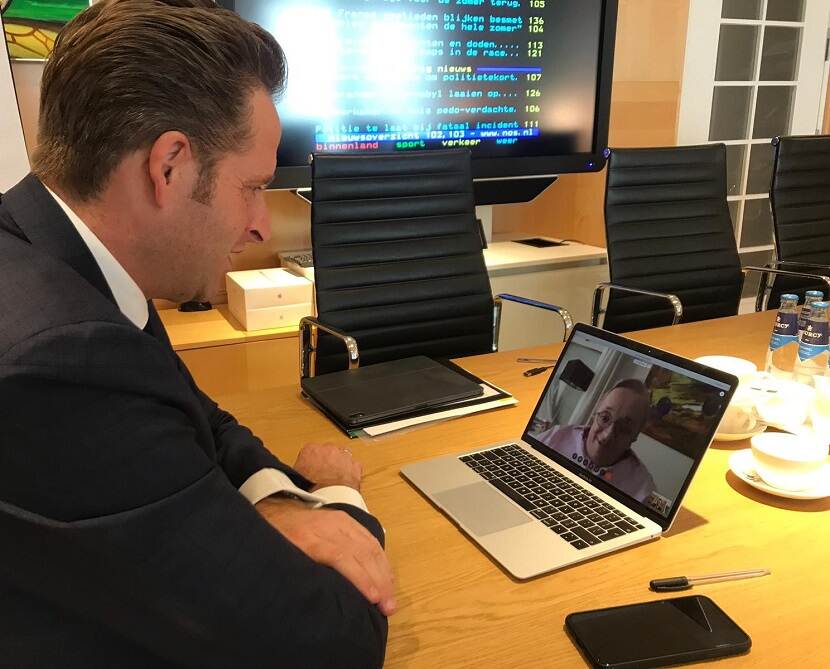 Minister Hugo de Jonge in gesprek met minister Rick Brink via videobellen