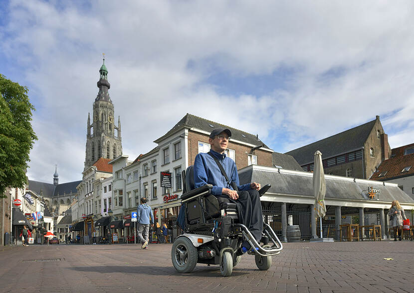 Man in elektrische rolstoel in de binnenstad van Breda