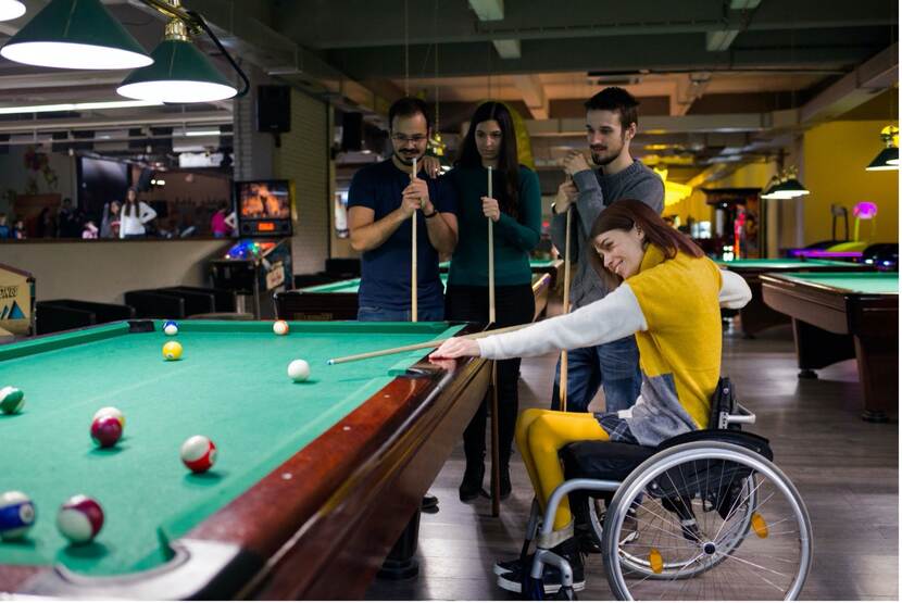 Meisje in rolstoel speelt pool