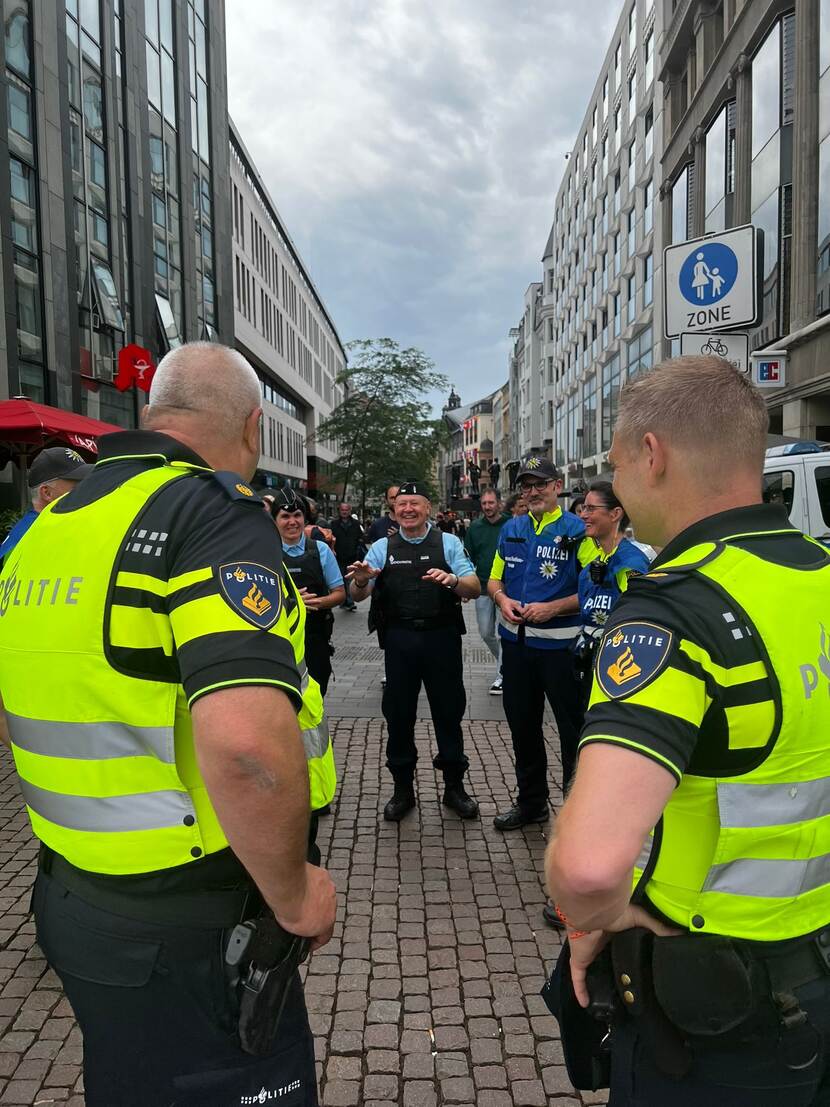 Nederlandse en Duitse politie tijdens het EK in Berlijn
