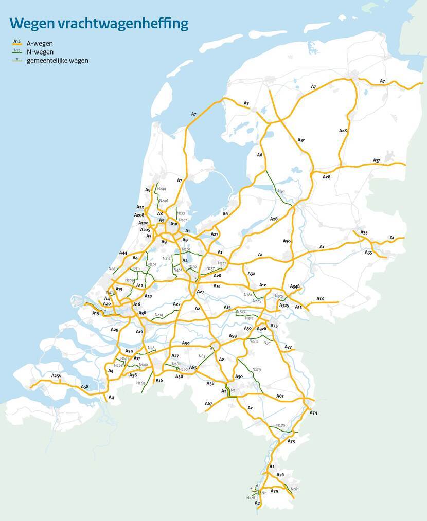 Afbeelding van Nederland met daarop de wegen waarop vrachtwagenheffing betaald moet worden. Dat zijn alle rijkswegen, een aantal N-wegen en gemeentelijke wegen.