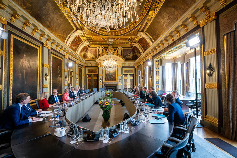 Het kabinet-Schoof voor het eerst bijeen in de Trêveszaal voor de ministerraad.