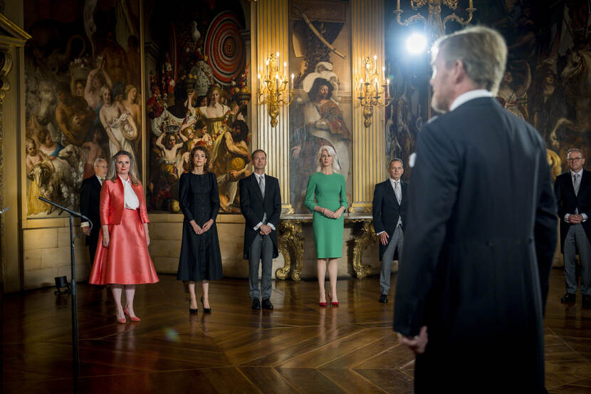 Beëdiging van de nieuwe ministers ten overstaan van de Koning in de Oranjezaal van Paleis Huis ten Bosch.