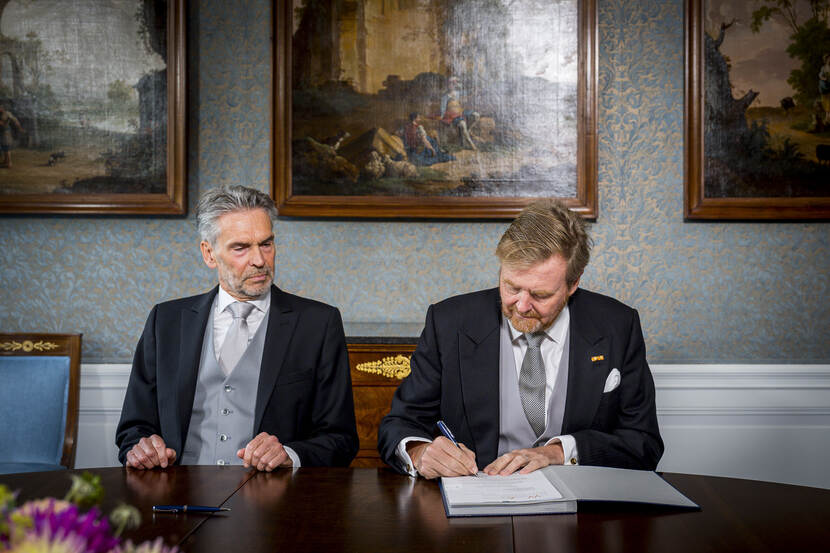 Koning Willem-Alexander en minister-president Schoof ondertekenen de Koninklijke Besluiten waarin het ontslag en de benoeming van de ministers en staatssecretarissen is vastgelegd.