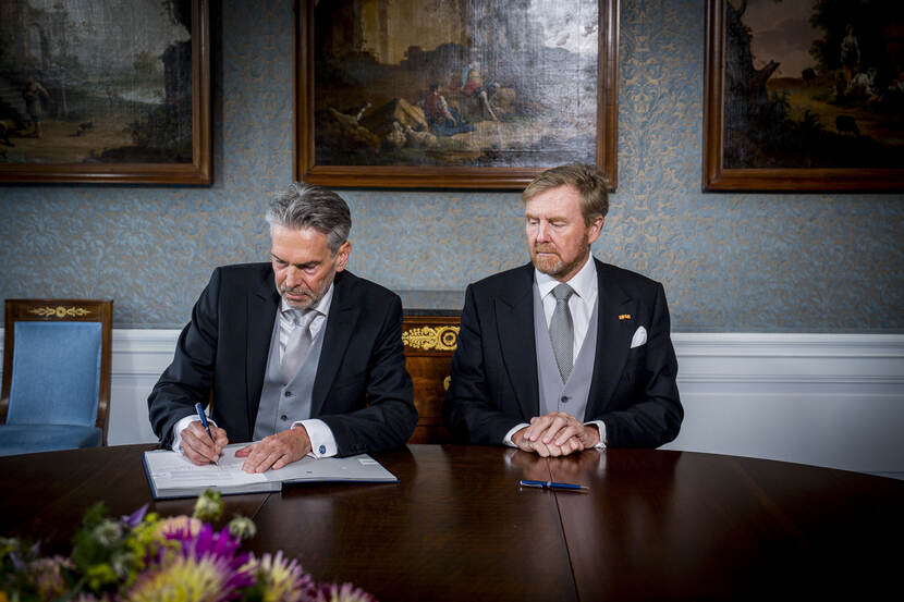 Koning Willem-Alexander en minister-president Schoof ondertekenen de Koninklijke Besluiten waarin het ontslag en de benoeming van de ministers en staatssecretarissen is vastgelegd.