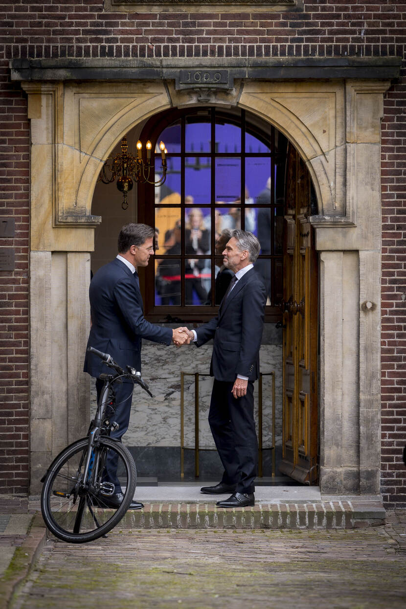 De nieuwe minister-president Schoof neemt afscheid van zijn voorganger Rutte.